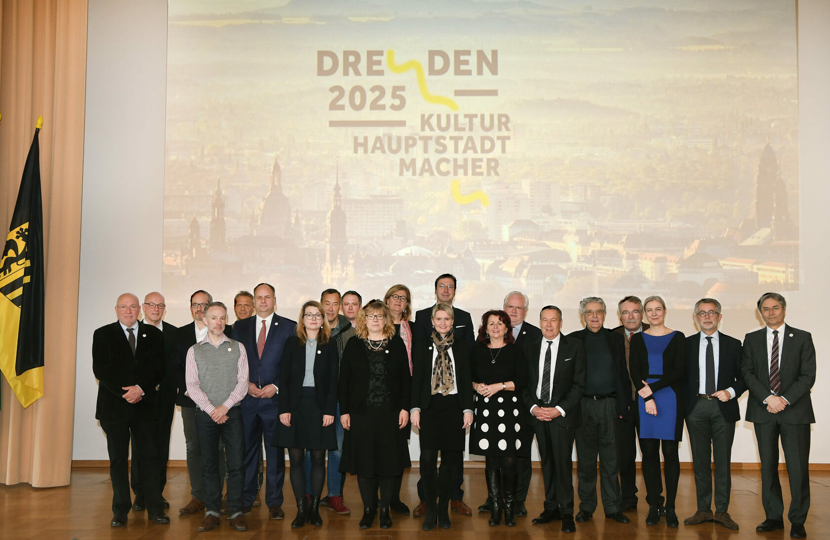 Group photo of the Board of Trustees of the Dresden "European Capital of Culture" bid