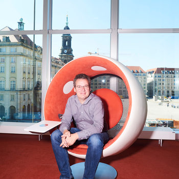 Portraitfoto von Dr. David Klein, Leiter des Kulturhauptstadtbüros und Mitglied der Dresdner Delegation für die Jurypräsentation, im Kulturpalast mit Blick auf den Dresdner Altmarkt