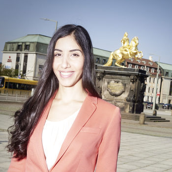 Portraitfoto von Hiba Omari, Absolventin der Elektrotechnik an der TU Dresden und Mitglied der Dresdner Delegation für die Jurypräsentation, am Neustädter Markt vor dem Goldenen Reiter