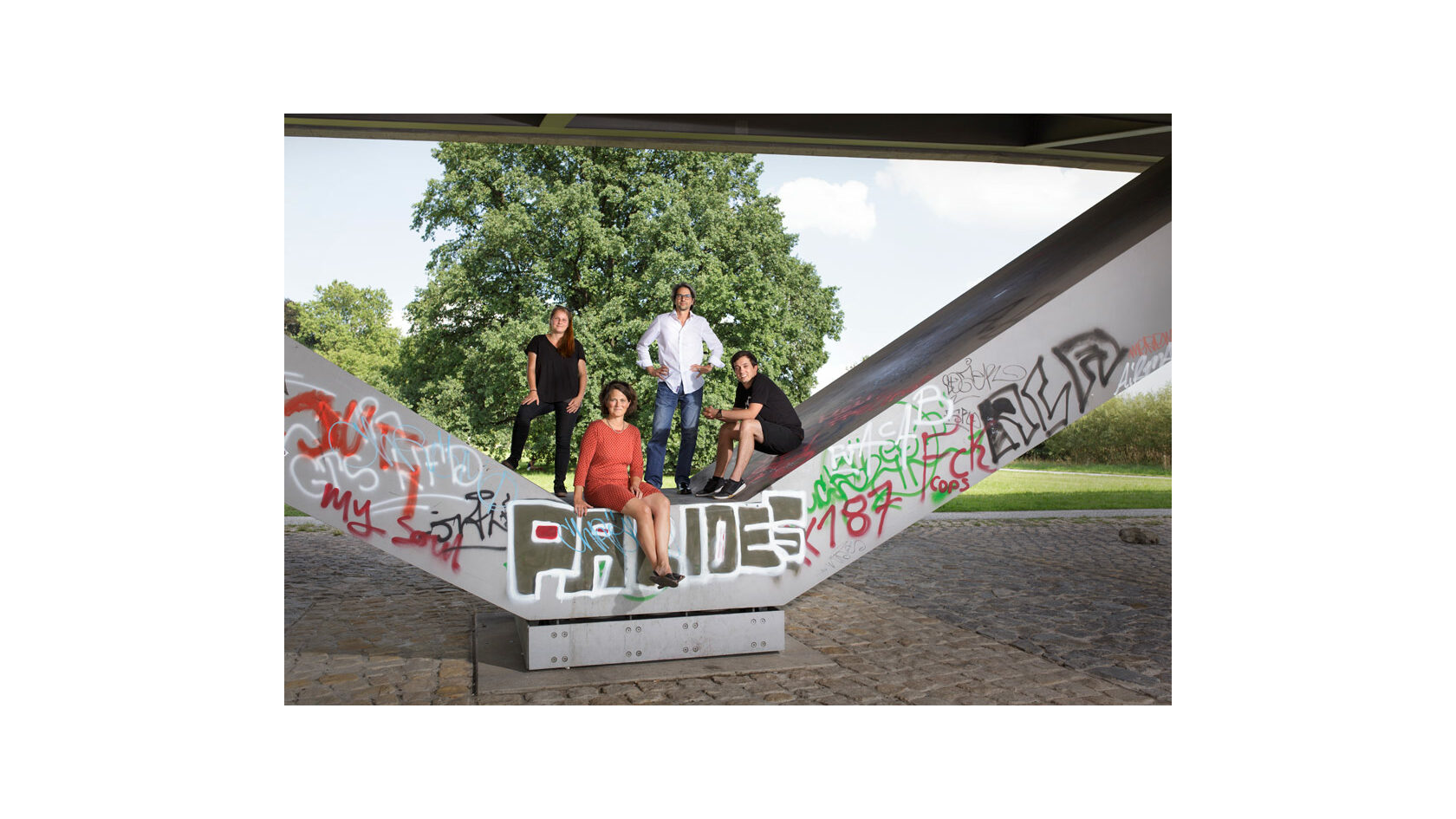 Gruppenfoto der Initiatoren des Projekts Brückenpark: Sophie Menzel und Markus Weber vom 248 Wheels e. V. sowie Benjamin Grill und Pamela Jäger von G.N.b.h. Architekten befinden sich unterhalb der Waldschlösschenbrücke.