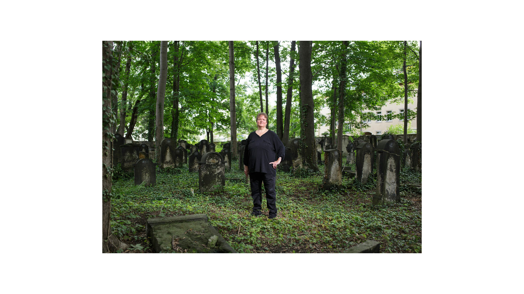 Portraitfoto von Heike Liebsch vom Verein HATiKVA – Bildungs- und Begegnungsstätte für Jüdische Geschichte und Kultur Sachsen e. V. Sie steht auf dem Alten Jüdischen Friedhof in Dresden und ist Initiatorin des Projekts "Judaica in Dresdner Sammlungen aufspüren".