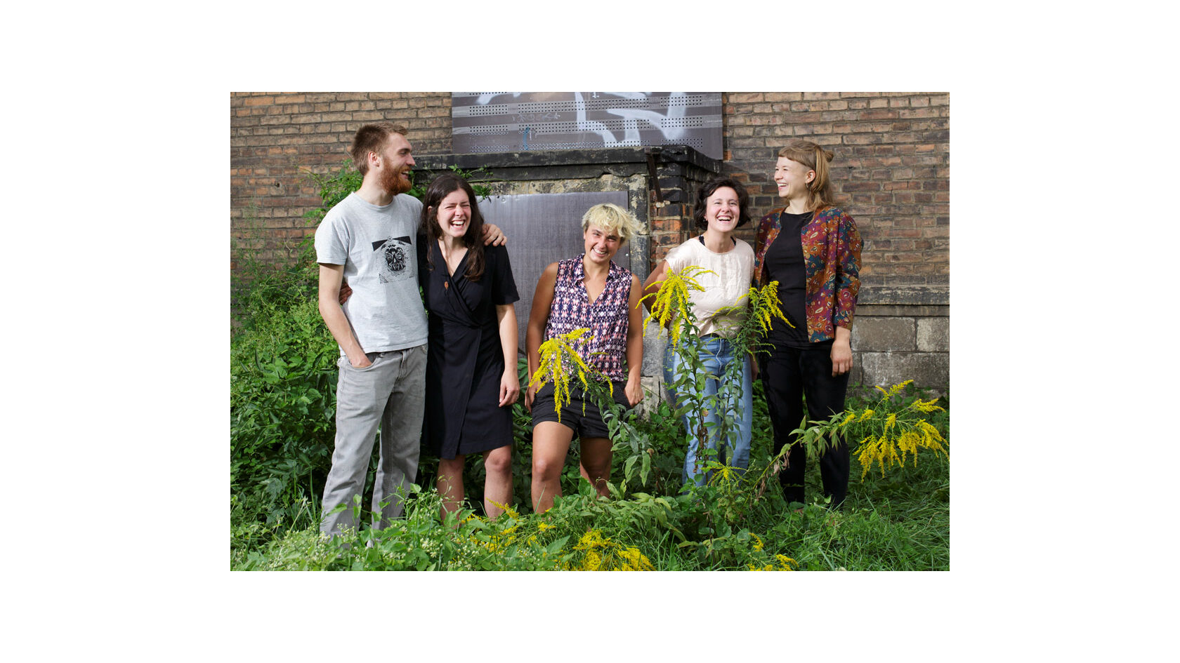 Portraitfoto der Initiatoren des Projekts "Wunschraumproduktion" vom Verein Tagträumer Kulturförderung e. V. Zu sehen sind Camillo Gulde, Johanna Bialek, Elisabeth Heinz, Milena Scipio und Lena Wegmann inmitten einer Grünfläche.