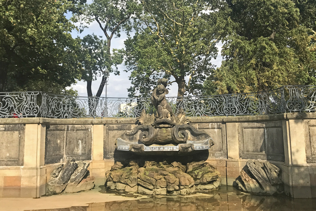 Blick auf den Delphinbrunnen an der Brühlschen Terrasse
