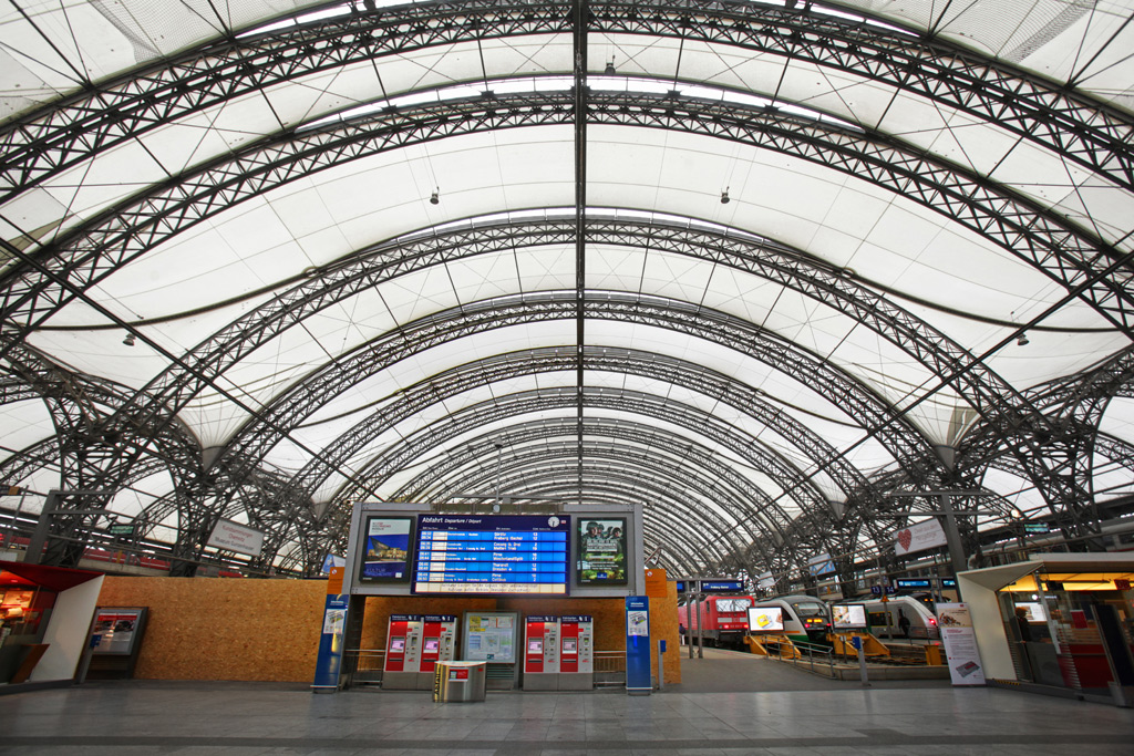 Blick in die Haupthalle des Dresdner Hauptbahnhofs, im Mittelpunkt die Infotafel und die große Dachmembran