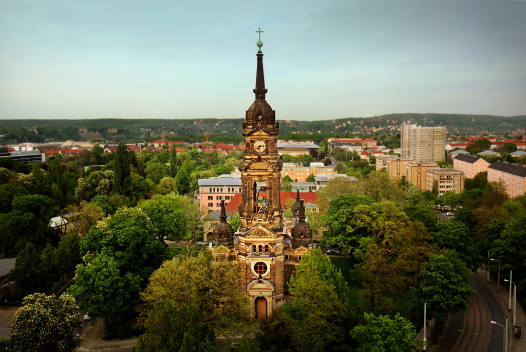 Blick auf die Trinitatiskirche aus der Vogelperspektive, im Hintergrund ist Dresden zu sehen