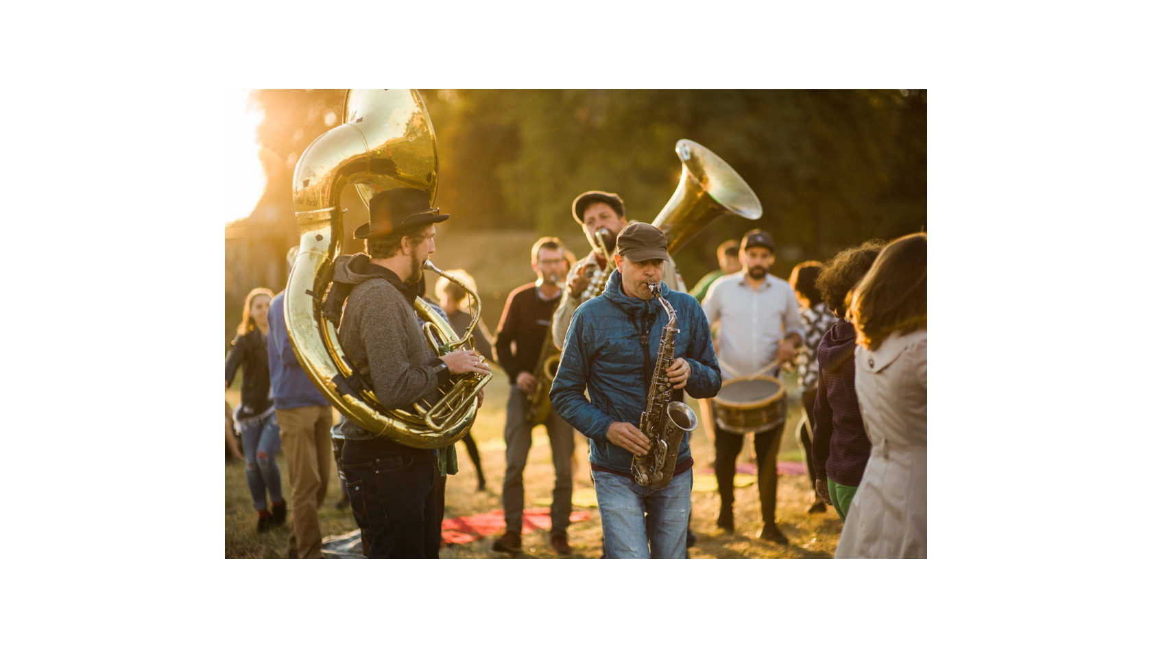 Bei den Orten des Miteinanders spielt die Banda Internationale im Abendlicht am Dresdner Elbufer.