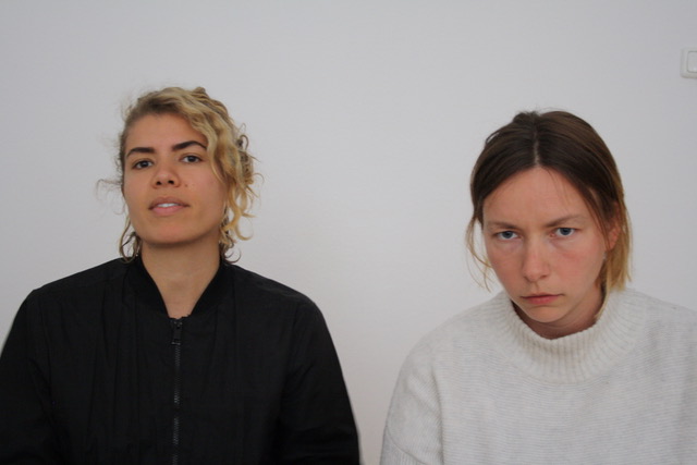 Portrait photo of Miriam M'Barek and Josefine Soppa, participants of the residence project "Neue Heimat on the road".