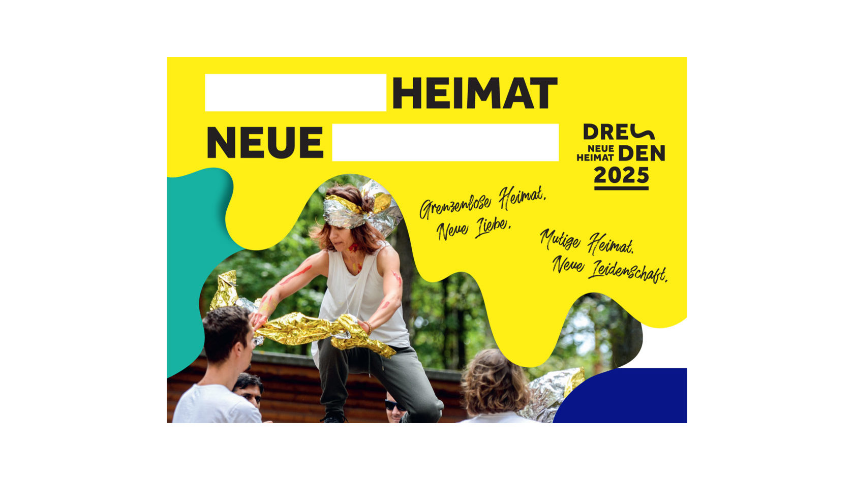 Performance einer Frau mit gold-silbernen Folien als Bildmotiv der Postkartenaktion, um das Motto "Neue Heimat" selbst zu ergänzen