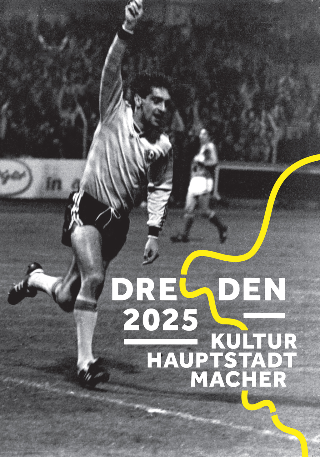 Postkartenmotiv mit schwarz-weißem Foto eines Fußballers im Stadion und Kulturhauptstadtmacher-Logo.