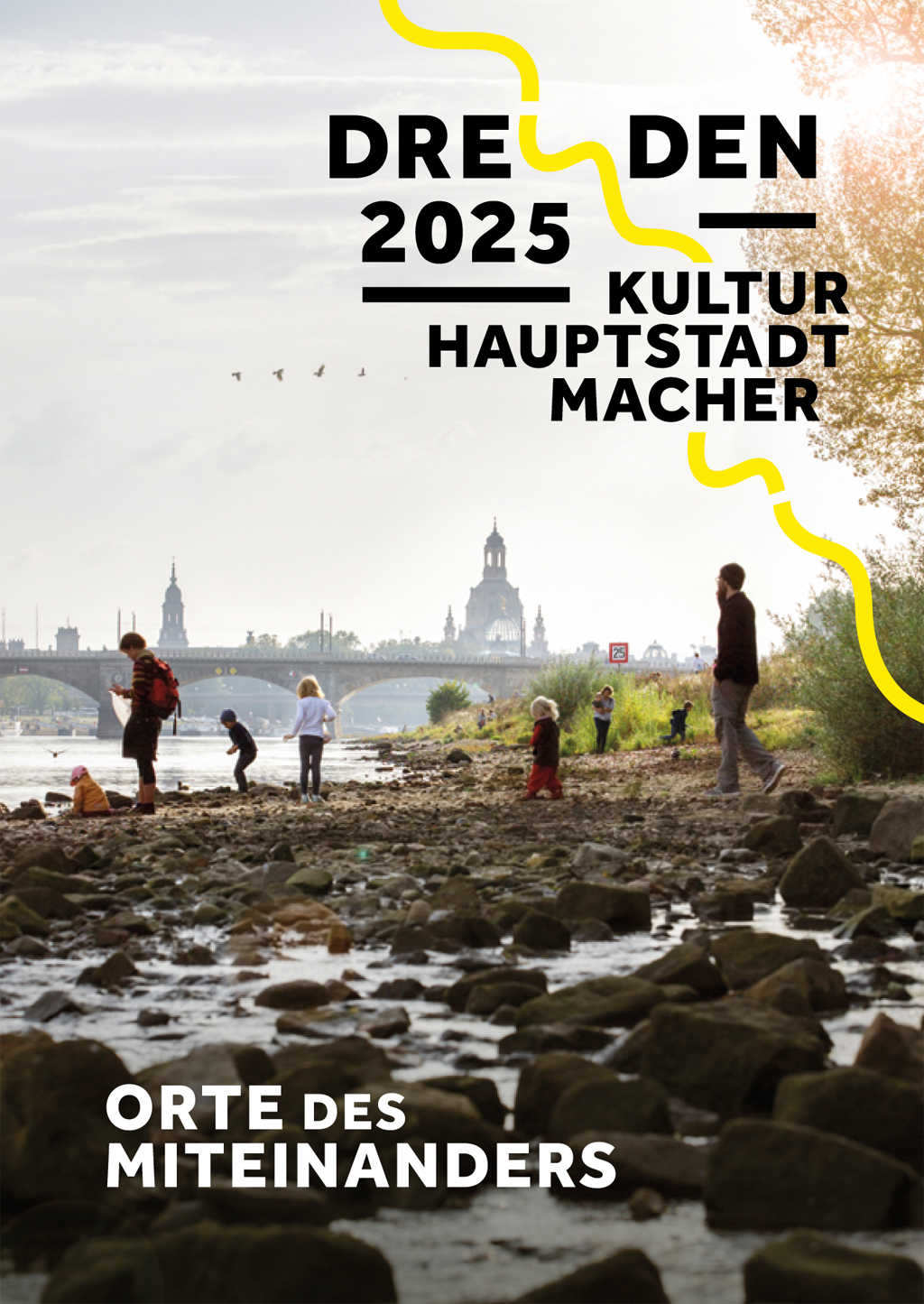 Grafik für den Aufruf für die Orte des Miteinanders: Erwachsene und Kinder laufen an der Prießnitzmündung am Elbufer über Steine. Im Hintergrund ist die Stadtsilhouette mit Albertbrücke und Frauenkirche zu sehen.