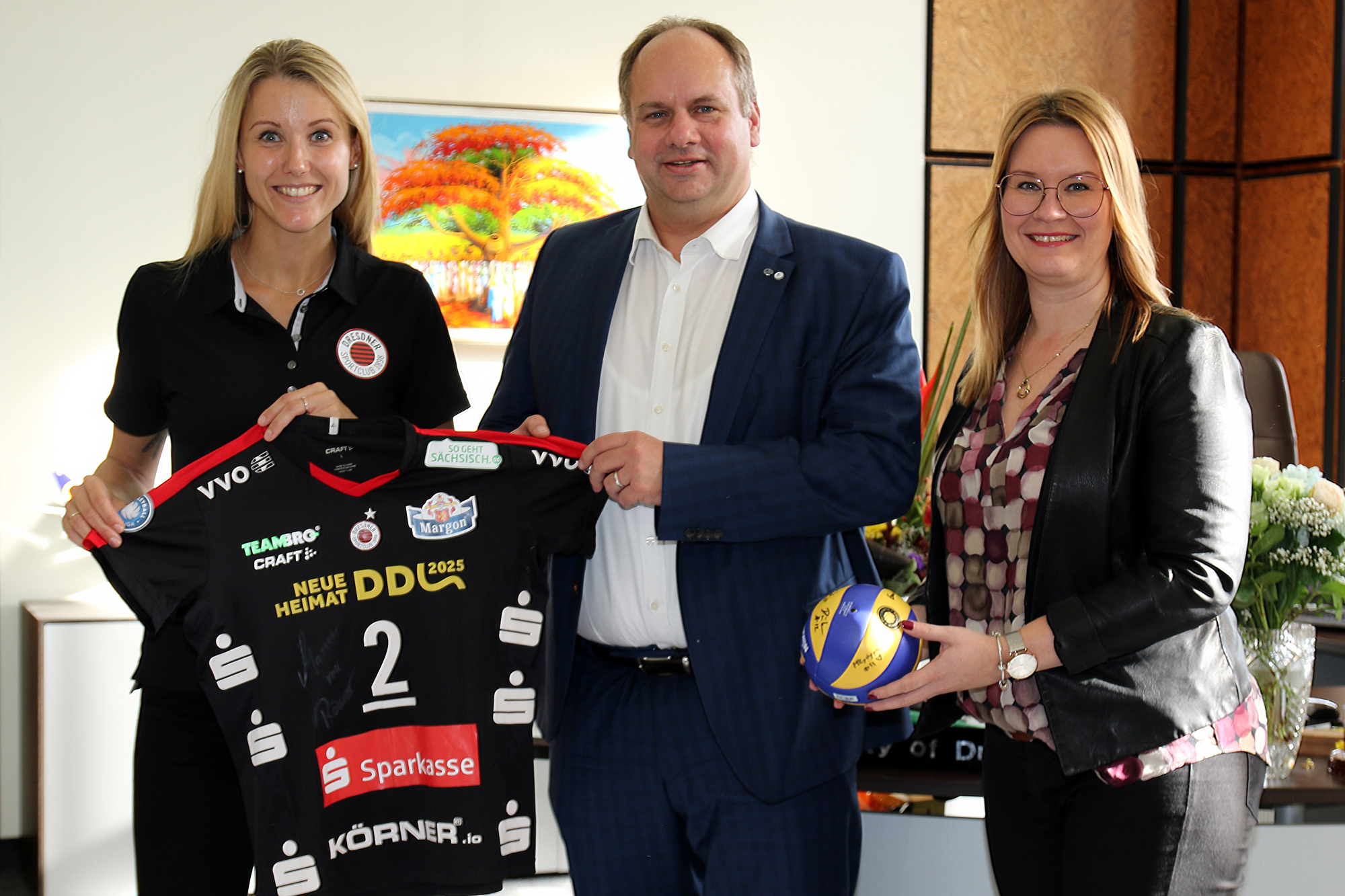 Oberbürgermeister Dirk Hilbert erhält von Mareen von Römer, Kapitänin des Dresdner SC Volleyball, ein Wettkampftrikot mit dem Logo der Bewerbung um den Titel „Kulturhauptstadt Europas 2025“.