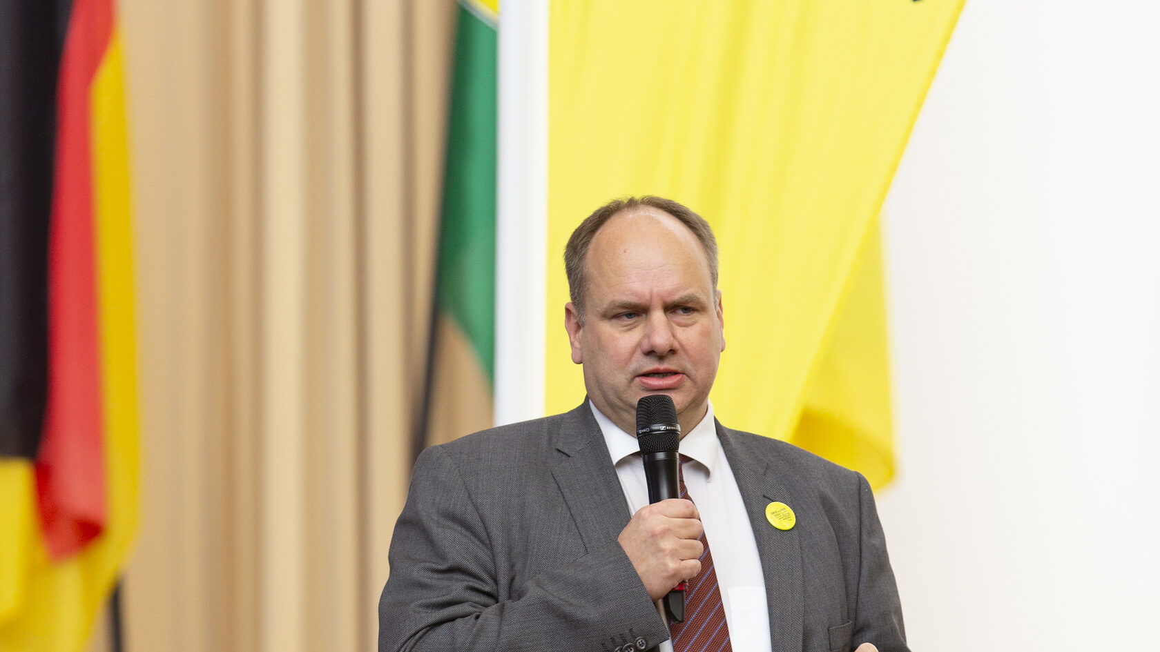 Bei der Auftakt-Veranstaltung zum Plattform-Prozess spricht der Oberbürgermeister Dirk Hilbert im Rathaus.