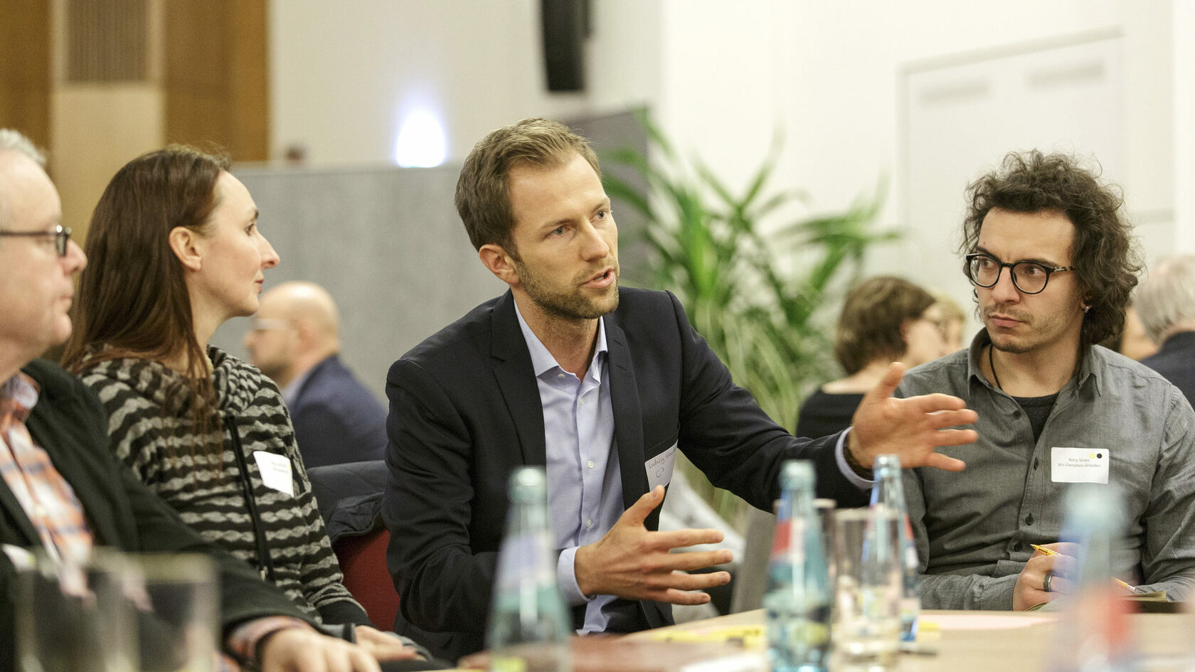 At the kick-off event for the platform process, several participants discuss sitting at tables.