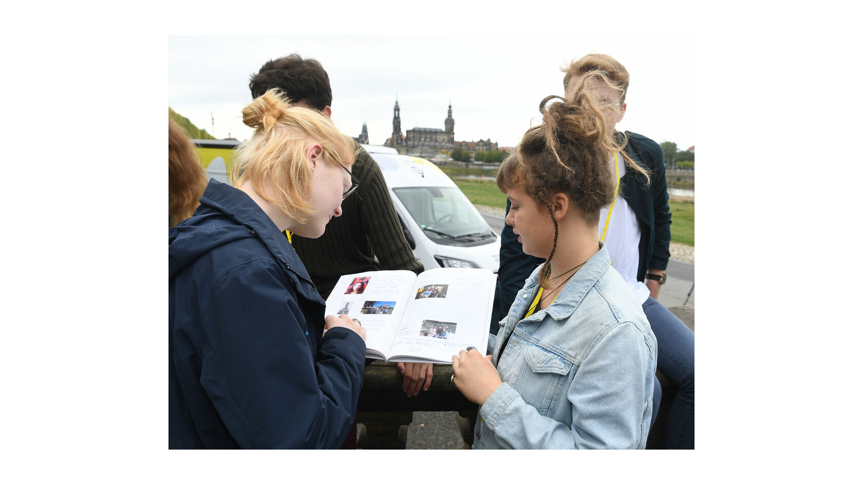 Members of the Dresden 2025 Youth Council browse through the bid book.