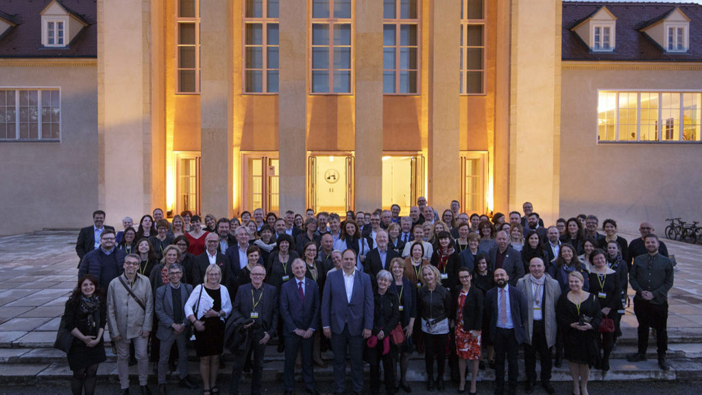 Gruppenfoto der Teilnehmerinnen und Teilnehmer des EUROCITIES Culture Forum vor dem Festspielhaus Hellerau in Dresden.