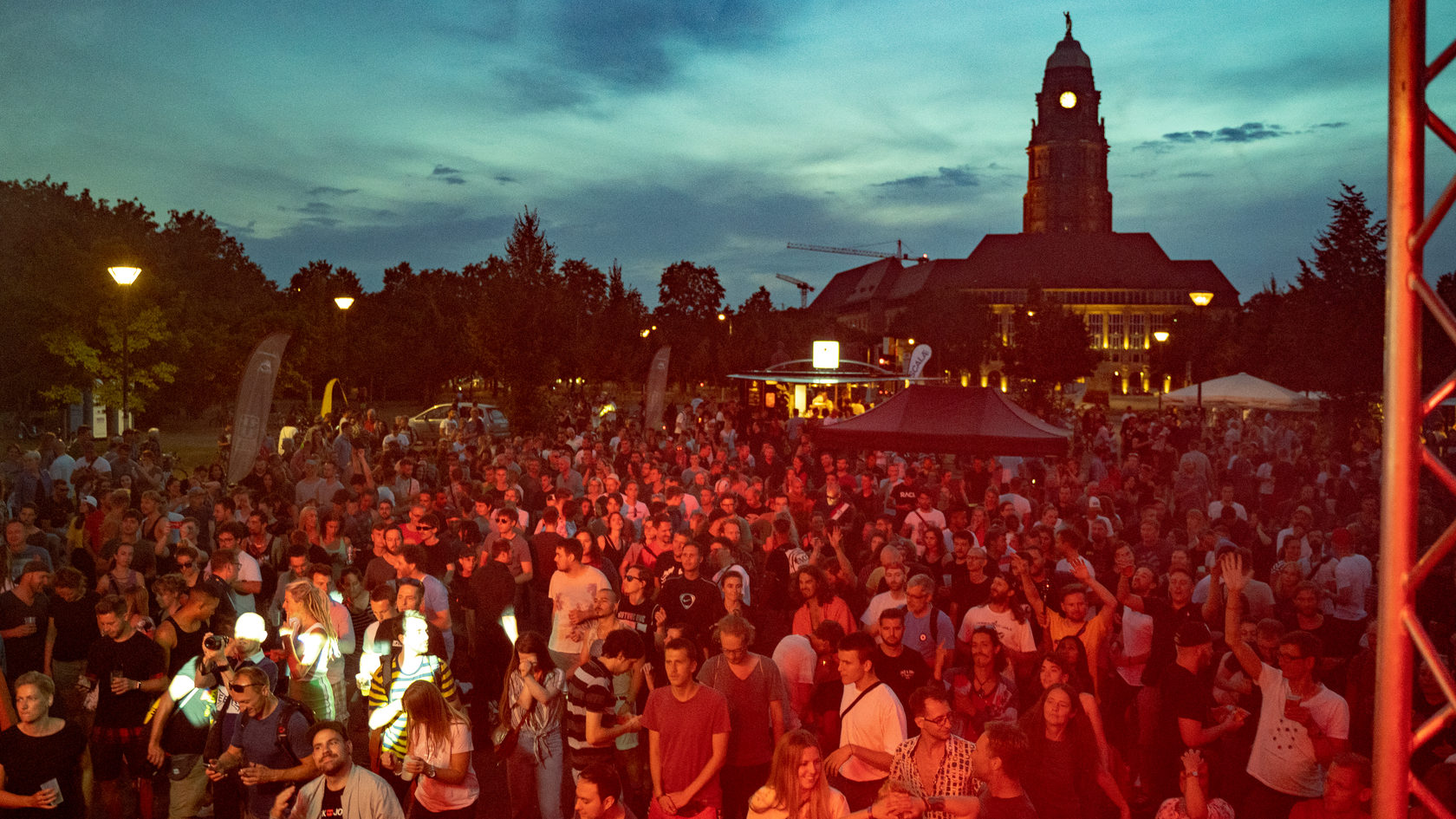 Blick auf das feiernde Publikum bei der Dresden Urban Dance Experience, im Hintergrund der Dresdner Rathausturm.