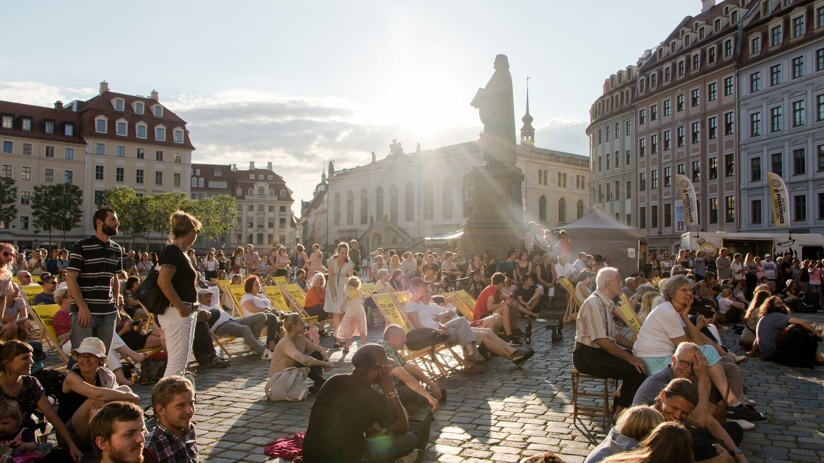 Blick auf das Publikum der Fete de la musique meets Europe auf dem Dresdner Neumarkt.