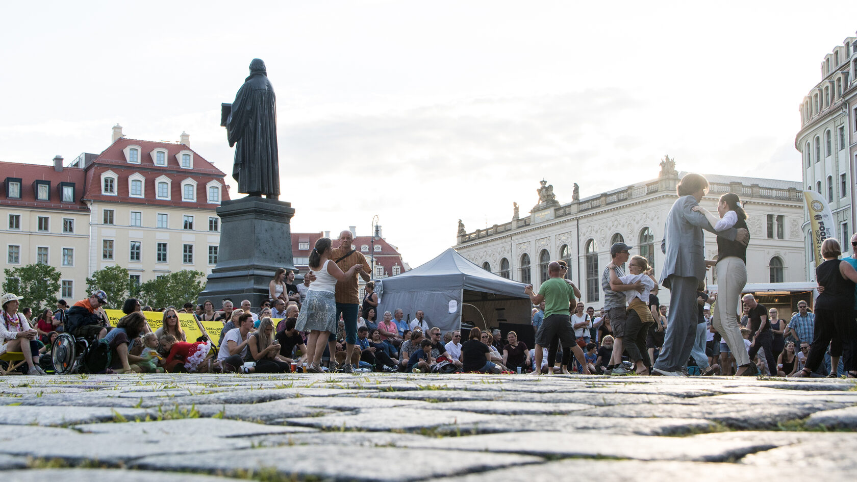 Einige Paare tanzen während der Fete de la musique meets Europe auf dem Dresdner Neumarkt.