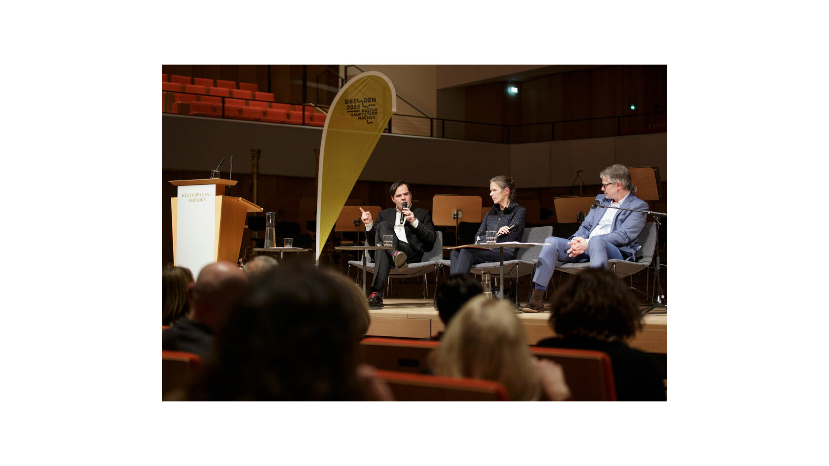 Auf dem Podium der Dresdner Veranstaltungsreihe „Streitbar!“ diskutieren die beiden Autoren Uwe Tellkamp und Durs Grünbein, moderiert von Karin Großmann.