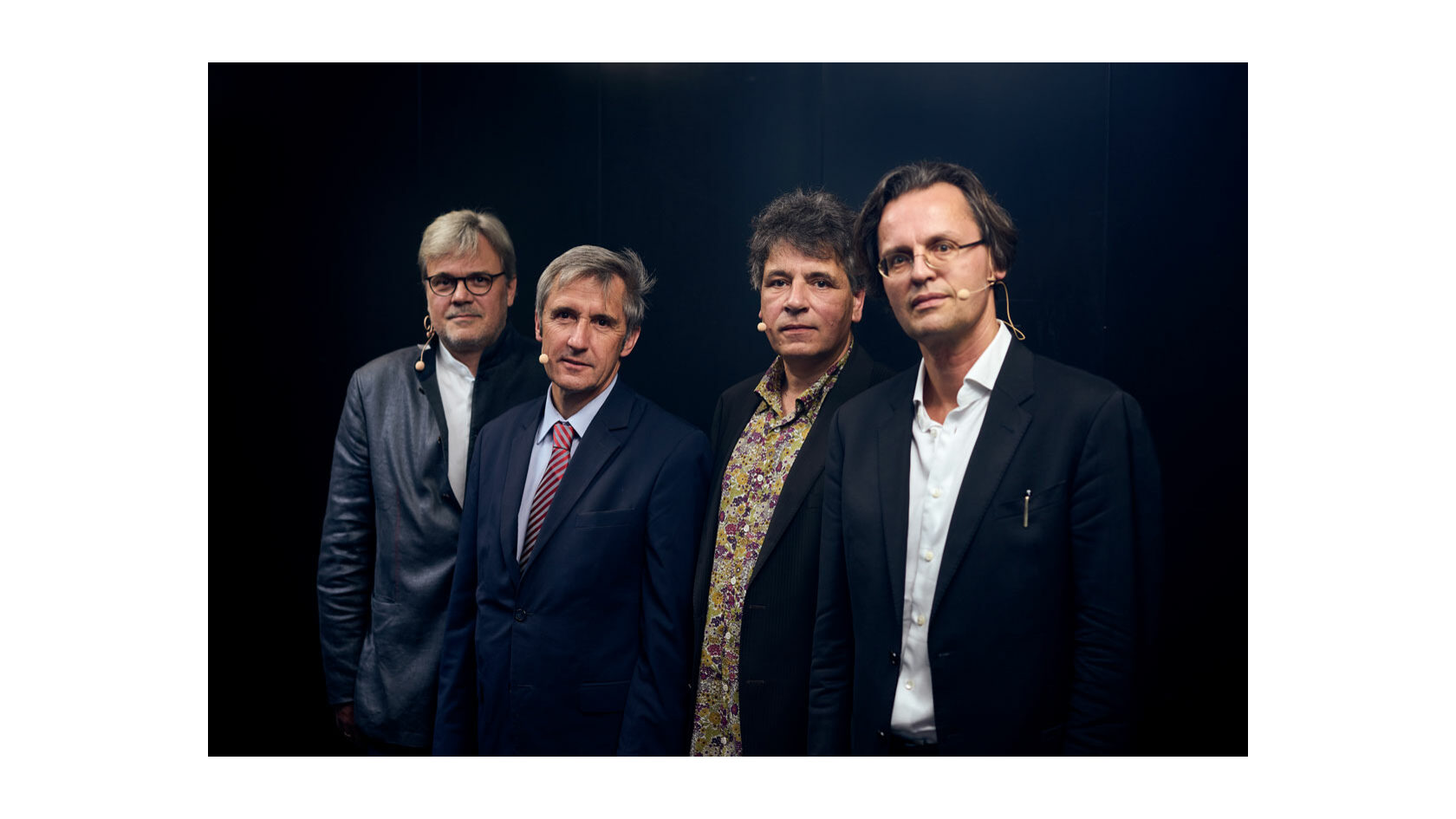 Portraitfoto der Diskutanten der Dresdner Veranstaltungsreihe „Streitbar!“: Moderator Andreas Berger, Leiter Kultur von MDR Sachsen, der Theologe Frank Richter, der Schriftsteller Marcel Beyer und der Medienwissenschaftler Bernhard Pörksen