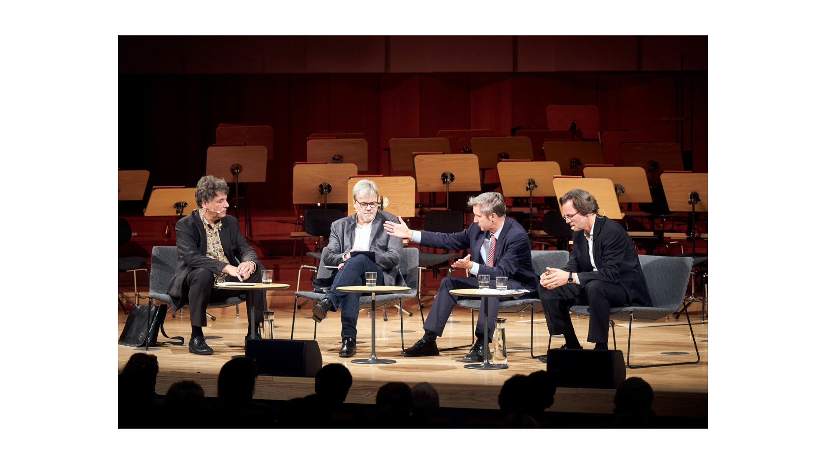 Die Diskutanten der Dresdner Veranstaltungsreihe „Streitbar!“ auf dem Podium im Kulturpalast: der Schriftsteller Marcel Beyer, der Moderator Andreas Berger, der Theologe Frank Richter und der Medienwissenschaftler Bernhard Pörksen