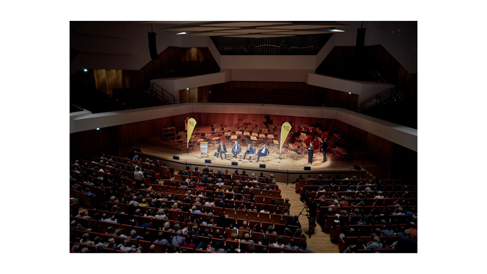 Blick auf den voll besetzten Saal des Dresdner Kulturpalastes während der Diskussionsreihe „Streitbar!“, im Hintergrund sind die Diskutanten auf dem Podium zu sehen.