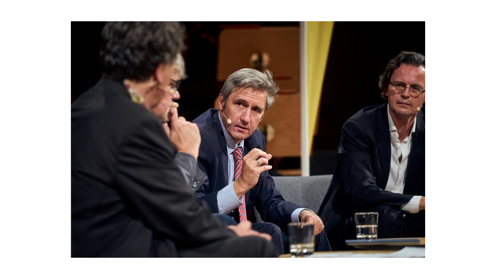 Blick auf die Diskutanten der Dresdner Veranstaltungsreihe „Streitbar!“ auf dem Podium im Kulturpalast: im Mittelpunkt der Theologe Frank Richter und der Medienwissenschaftler Bernhard Pörksen